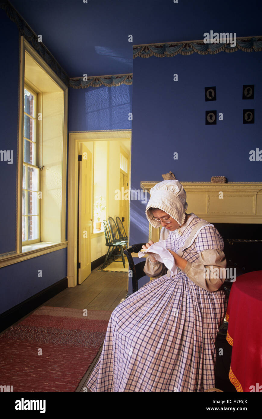 Stati Uniti Maryland signor Rebeccah Hoffman non punto dell'ago a ricreazione di 1840s Baltimore a City Life Museum Foto Stock