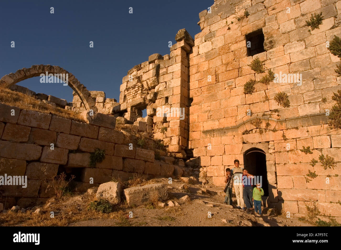 I bambini di Qala at al Mudiq castello medievale Apamea Qalat al Mudiq Siria Medio Oriente Foto Stock