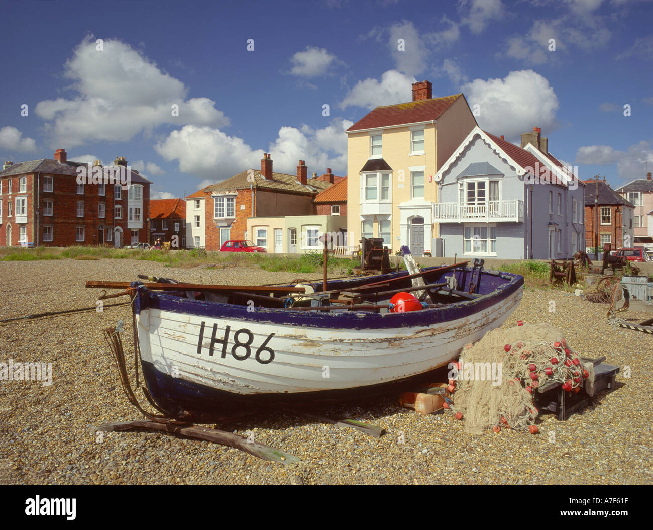 Barche da pesca sulla spiaggia di Aldeburgh East Anglia England Suffolk REGNO UNITO Foto Stock