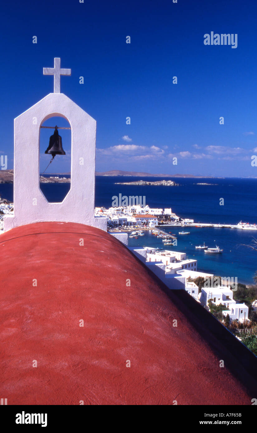 Grecia MICONOS Chiesa greco-ortodossa e il porto di Mykonos Foto Stock