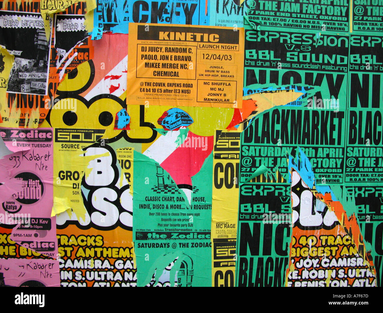 Colorata strappata Cartelli pubblicitari Foto Stock