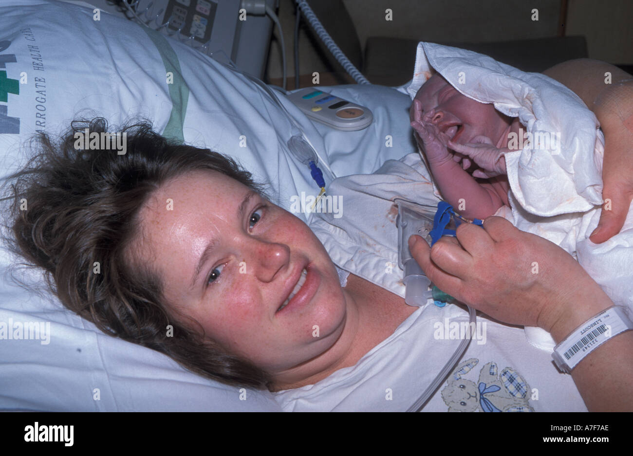 La madre e il neonato in ospedale Foto Stock