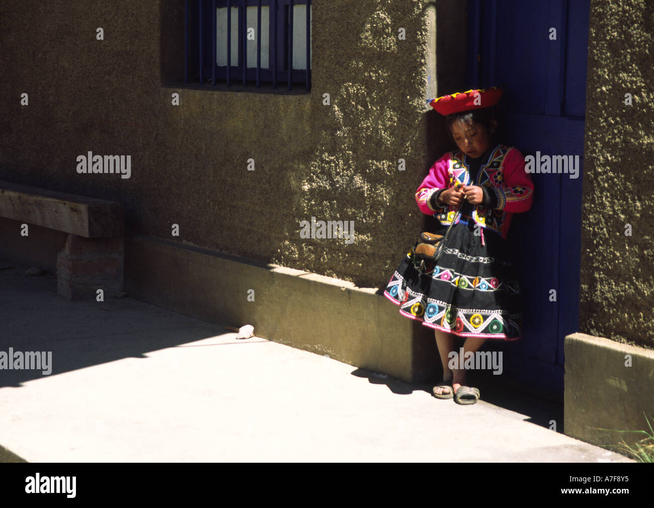 Bambino in costume tradizionale presso la stazione di La Raya stazione ferroviaria en route Puno a Cusco, Perù. Foto Stock