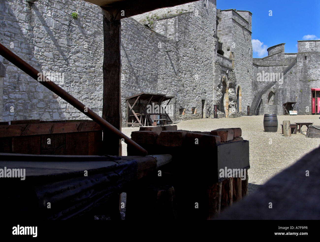 Il cortile re John s Castle Limerick in primo piano è la ricreazione di un medievale fabbri Foto Stock