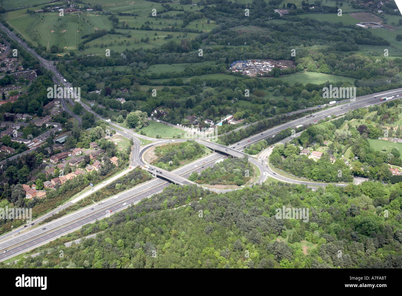 Elevato livello obliquo di vista aerea a nord-est di M3 Junction 3 sud est di Bagshot Windlesham Golf Club a Bagshot Surrey GU19 Foto Stock