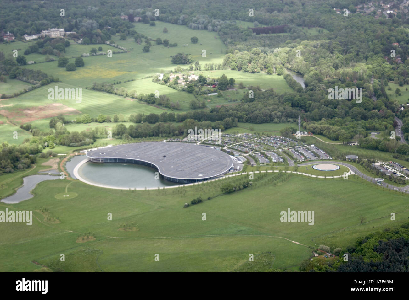 Elevato livello obliquo di vista aerea a nord-est di McLaren Technology Centre di Woking Surrey GU21 Inghilterra REGNO UNITO Foto Stock