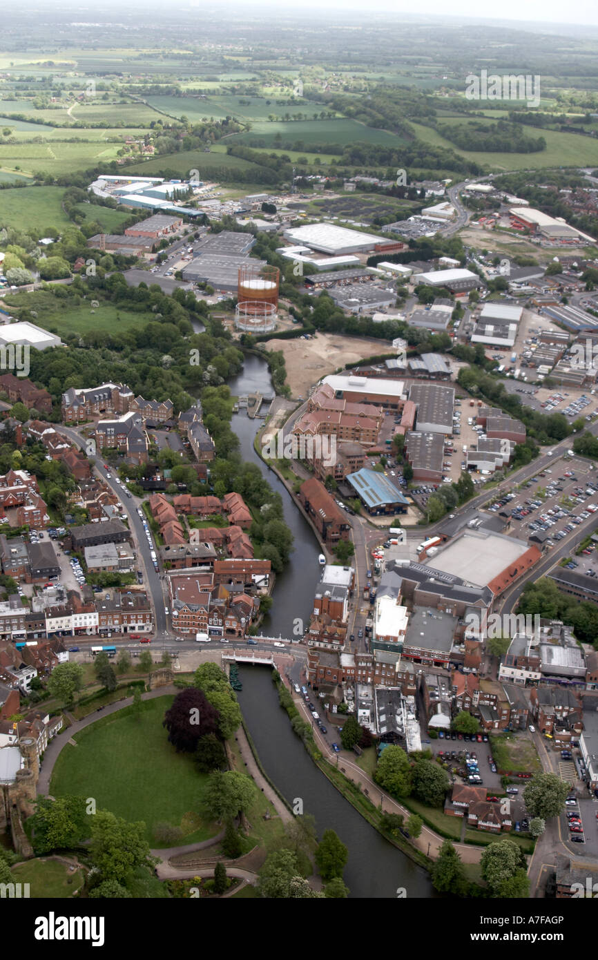 Elevato livello obliquo di vista aerea a sud-ovest di Tonbridge Castle Fiume Medway acqua lavori gas railway Royal Mail campi di deposito Foto Stock