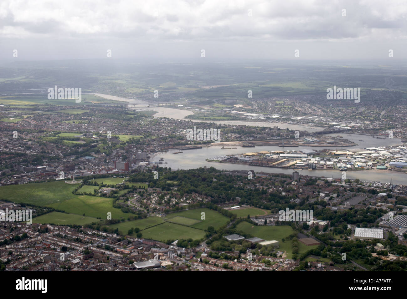 Elevato livello obliquo di vista aerea a sud-ovest di Upnor superiore edifici industriali edifici residenziali fiume Medway estuario Foto Stock