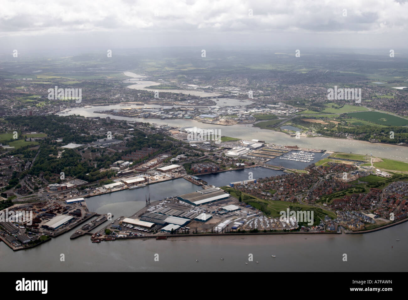 Elevato livello obliquo di vista aerea a sud-ovest di St Marys Isola Upnor superiore industriale edifici residenziali fiume Medway estuario Foto Stock