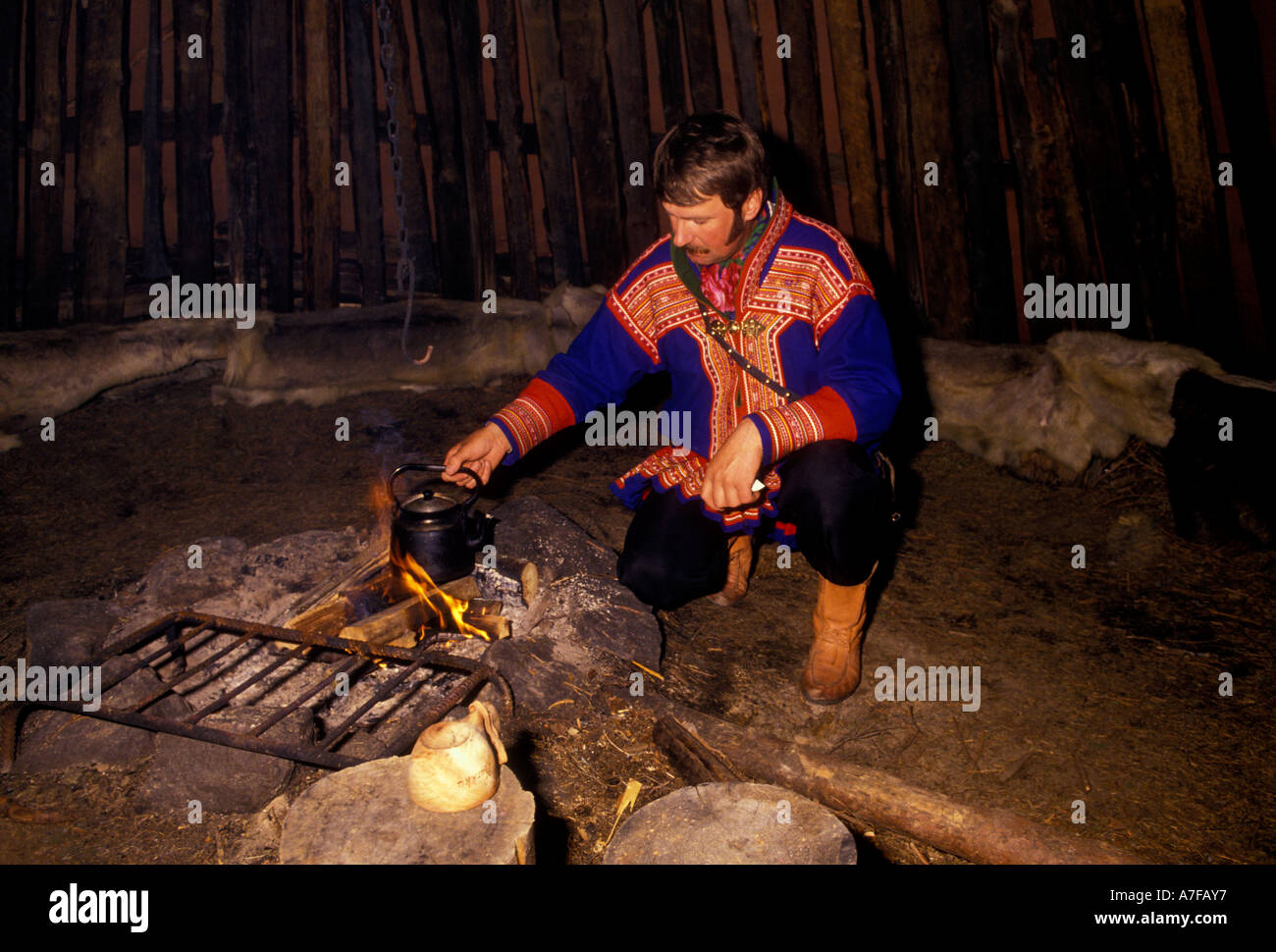 Popolazione Sami, Sami uomo, all'interno di lodge Lodge, Konttaniemi fattoria di renne, a nord di Rovaniemi, al di sopra del Circolo Polare Artico, Lapponia, Finlandia Foto Stock