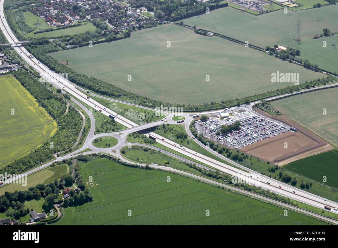 Elevato livello obliquo di vista aerea a sud-ovest di Stanford speranza un bypass13 parcheggio auto Hovels Farm a sud-ovest di Basildon Foto Stock