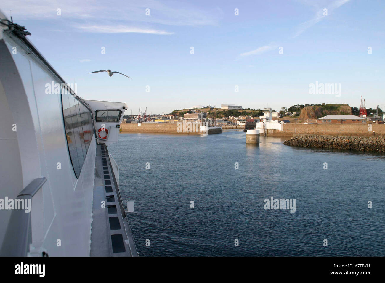 Arrivando con il traghetto per auto a St Helier Harbour, Jersey Foto Stock