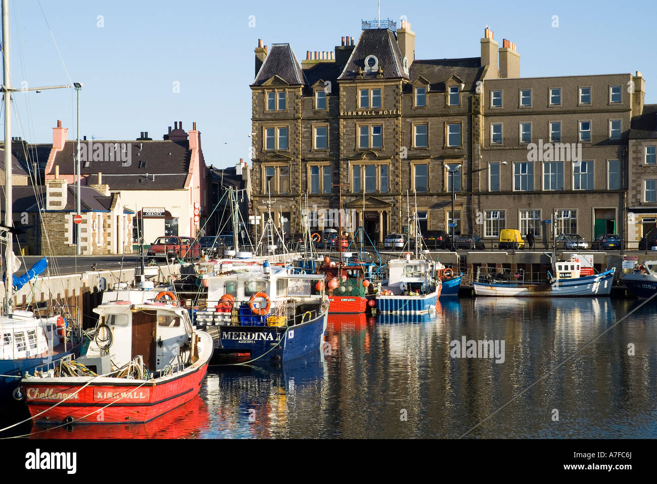 dh Kirkwall Harbour KIRKWALL ORKNEY Fishingboats at Quayside Kirkwall Hotel orkneys scozia isole porto barche Foto Stock