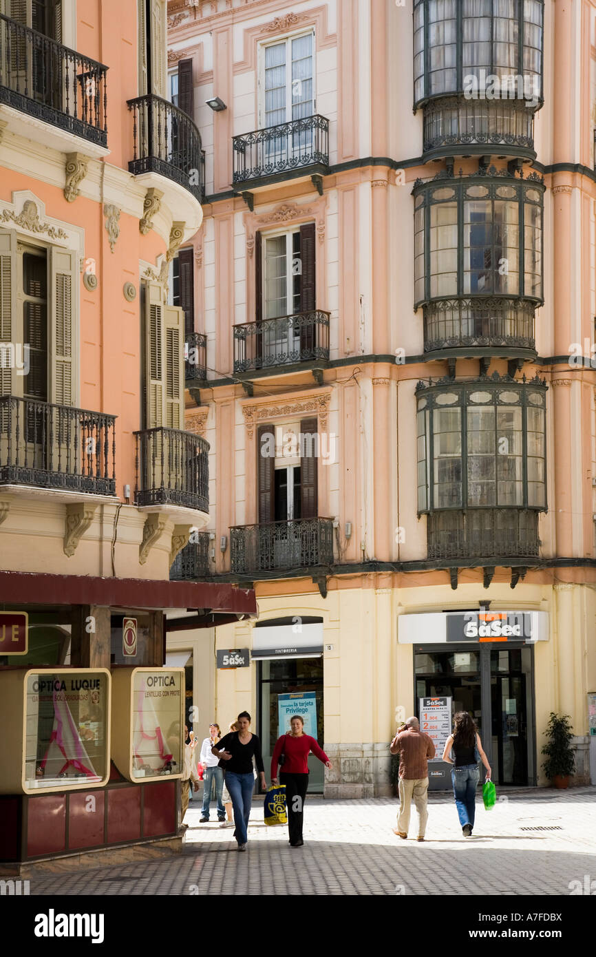Gli amanti dello shopping in centro città con il vecchio tradizionali balconi e finestre con persiane città di Malaga Spagna Foto Stock