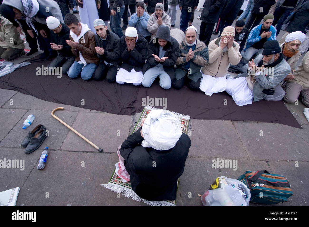 Manifestante musulmano in Cartoon danese incontro a Trafalgar Square prendete tempo per la preghiera Foto Stock