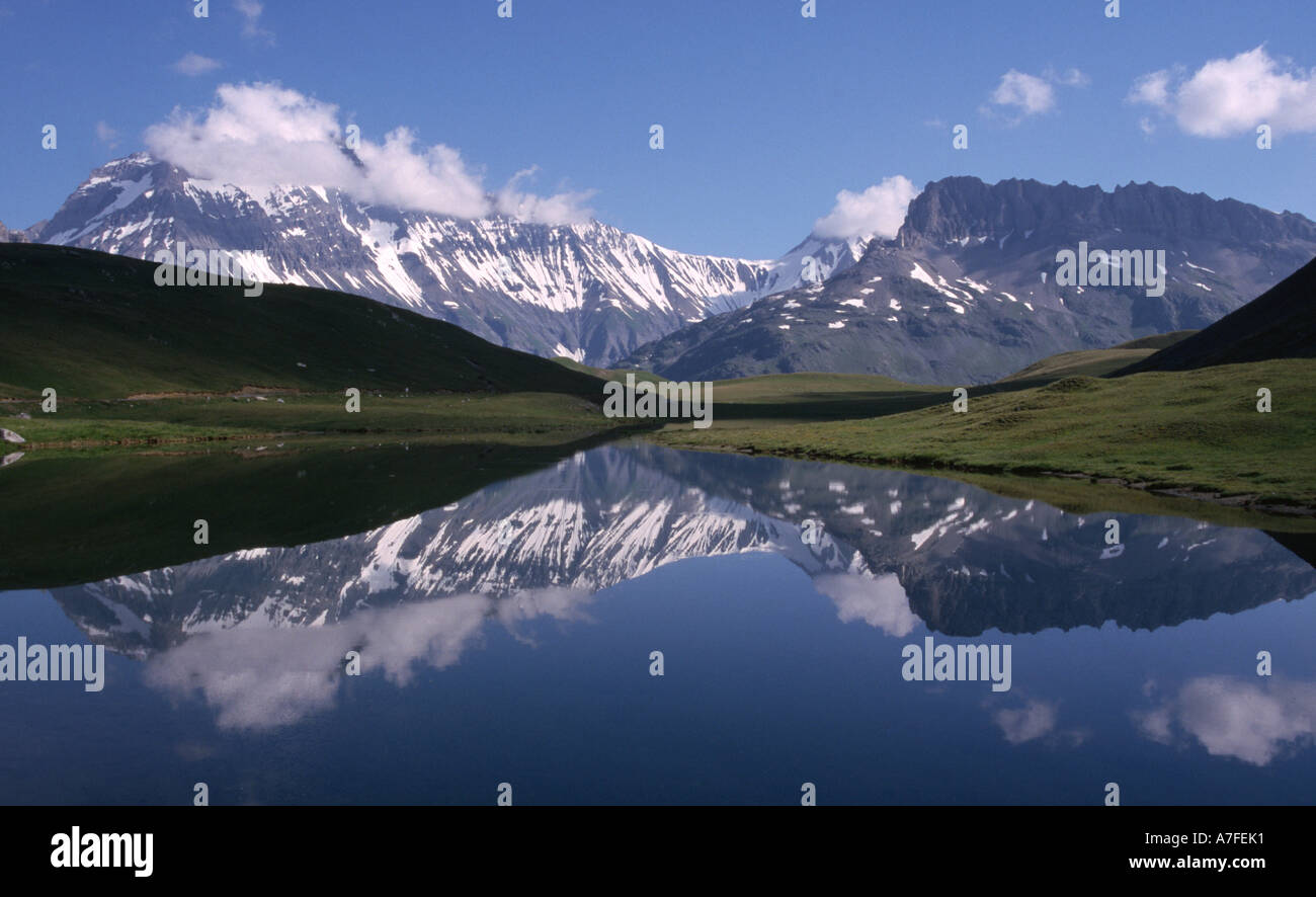 Riflessi nel lago di Plan du Lac Bellecombe guardando verso la Grande Casse Francia Foto Stock