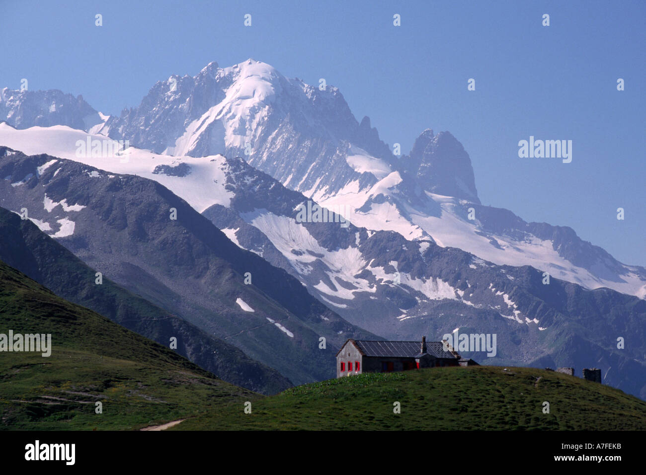 Rifugio du Col de Balme Aiguille verte dietro, le Alpi francesi Foto Stock