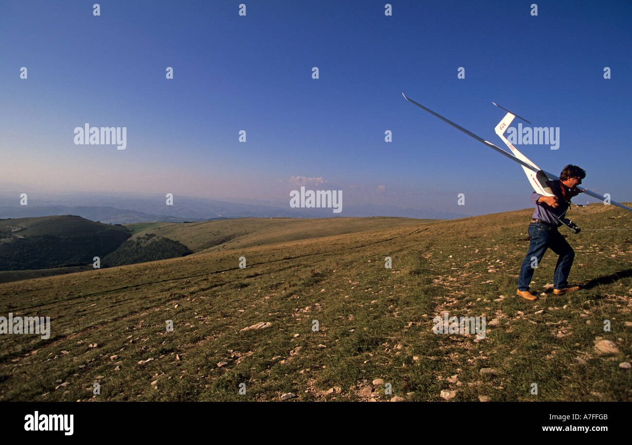 Italia umbria assisi monte Subasio un uomo con un modello di piano Foto Stock