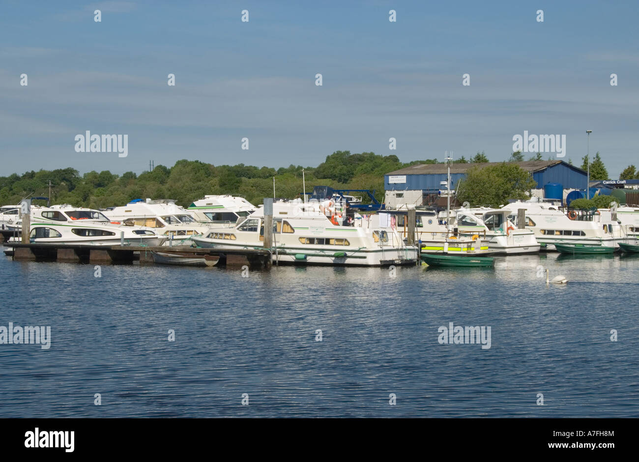 L'Irlanda nella Contea di Leitrim Carrick sulla marina di Shannon fiume noleggio barca Foto Stock