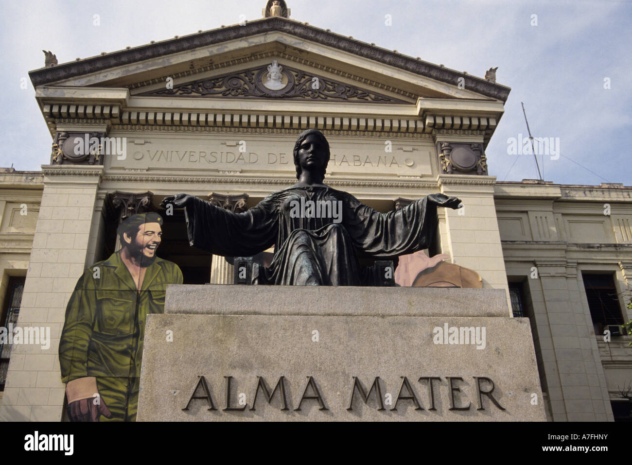 Cuba, La Habana.facciata di Havana University con grandi tagliati Che Guevara Foto Stock