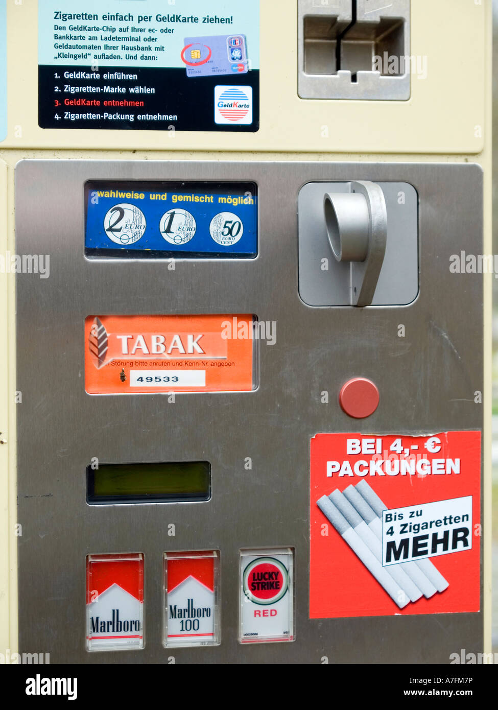 Sigaretta automat con verifica età e pagare con carta di denaro o con monete Foto Stock