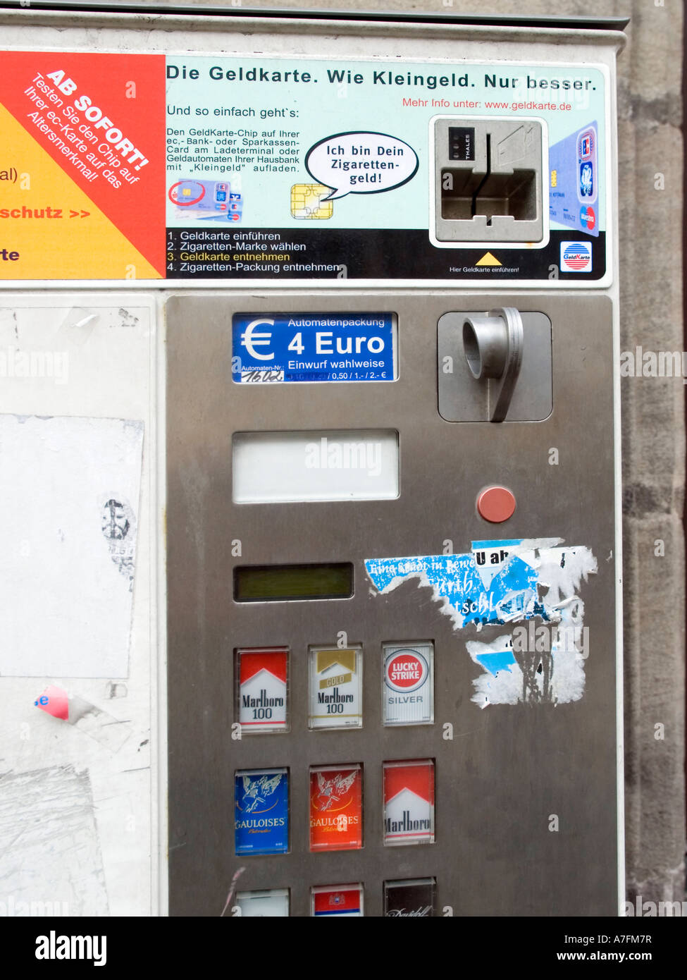 Sigaretta automat con verifica età e pagare con carta di denaro o con monete Foto Stock