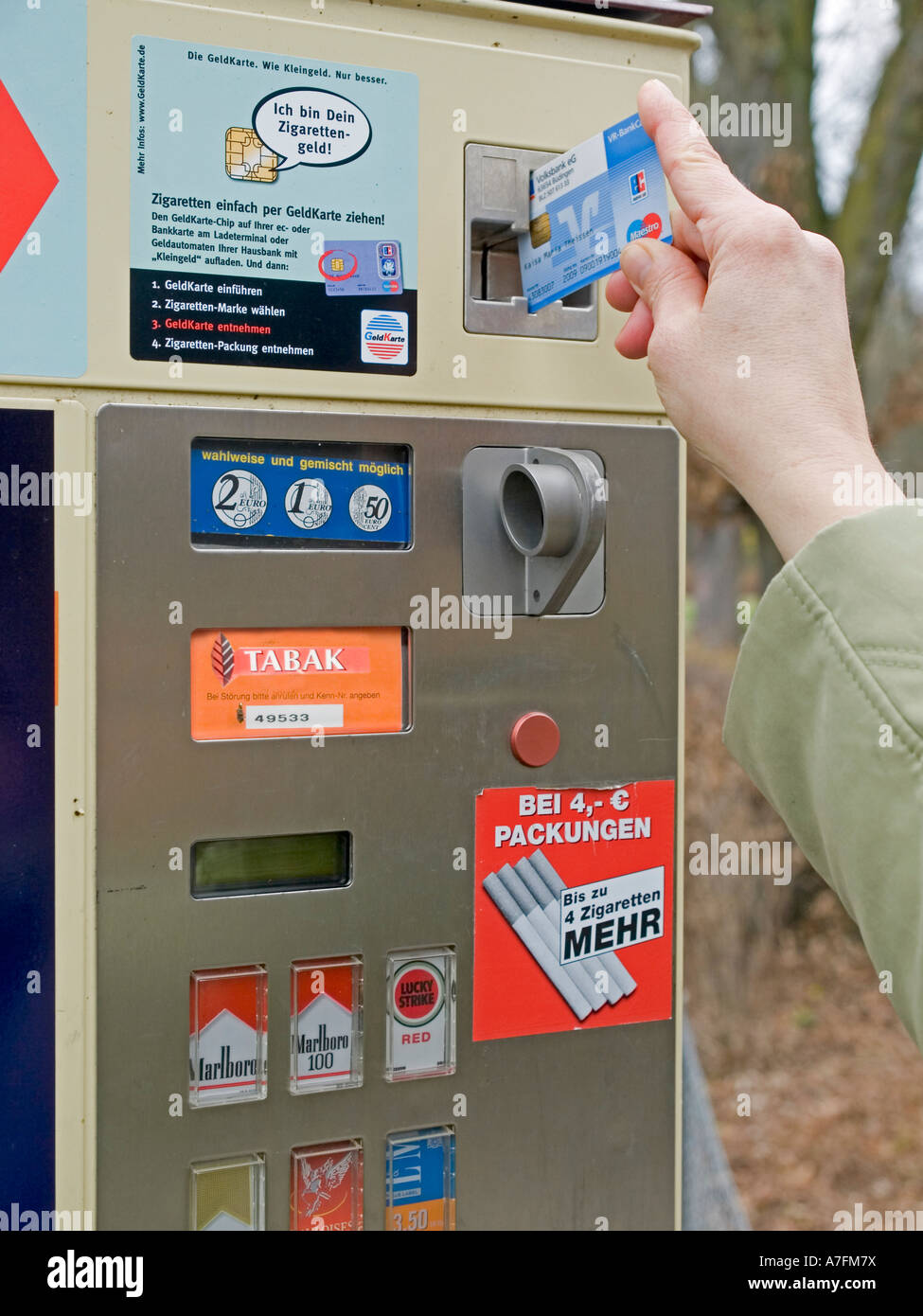Lato ottenere sigarette con una carta di credito da una sigaretta automat con verifica età Foto Stock