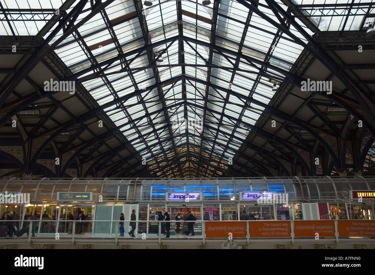 Negozi a Liverpool Street Station di Londra, Inghilterra, Regno Unito Foto Stock