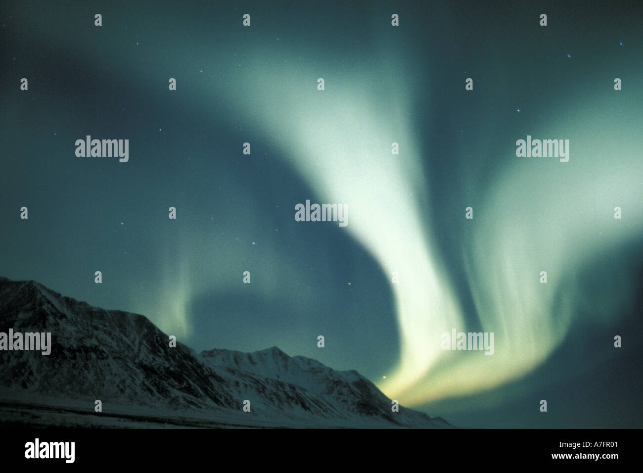 Stati Uniti d'America, Alaska, cancelli dell'Artico National Preserve Northern lights (Aurora boreale) oltre le montagne Endicott, Brooks Range Foto Stock