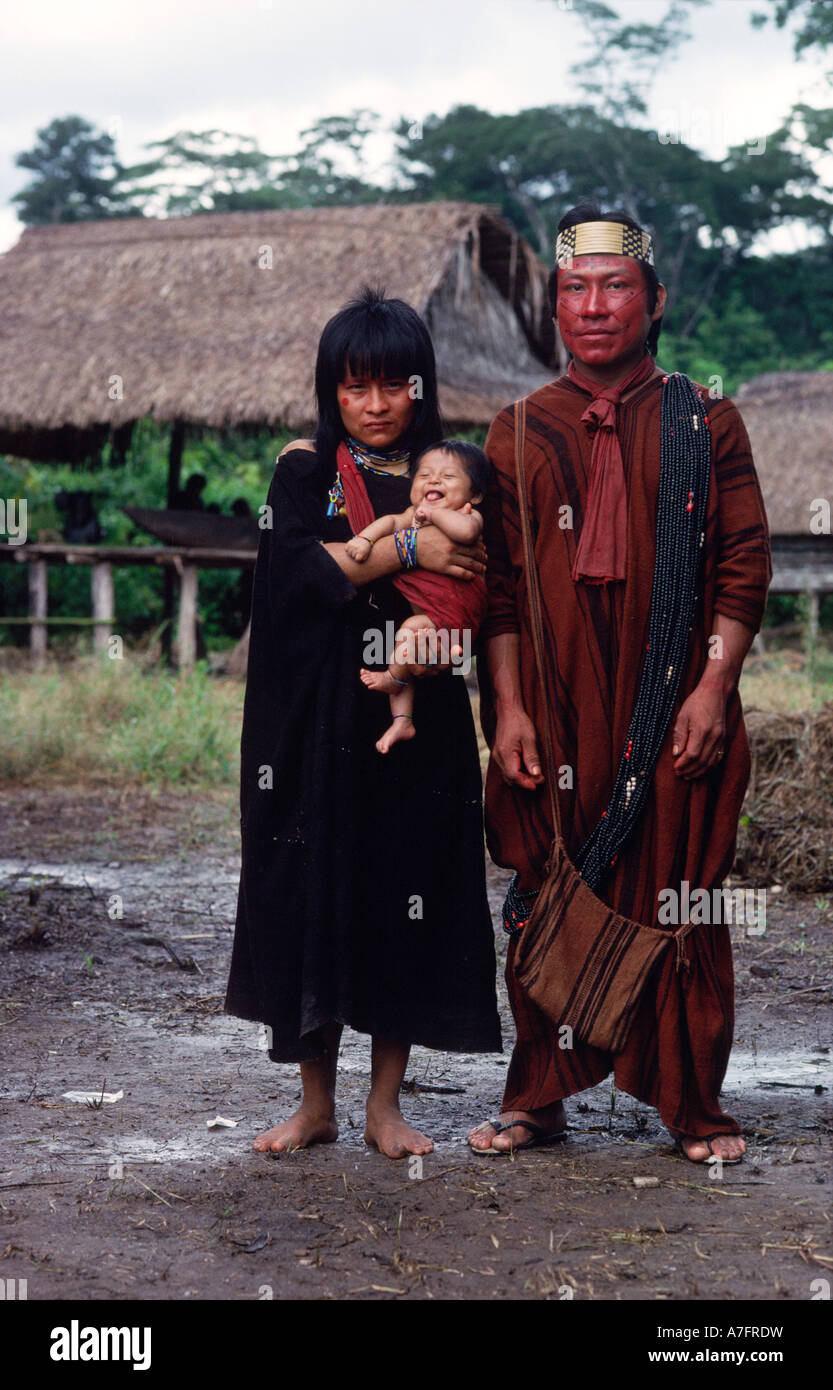 Una giovane coppia Ashaninka con il loro primo bambino Foto Stock