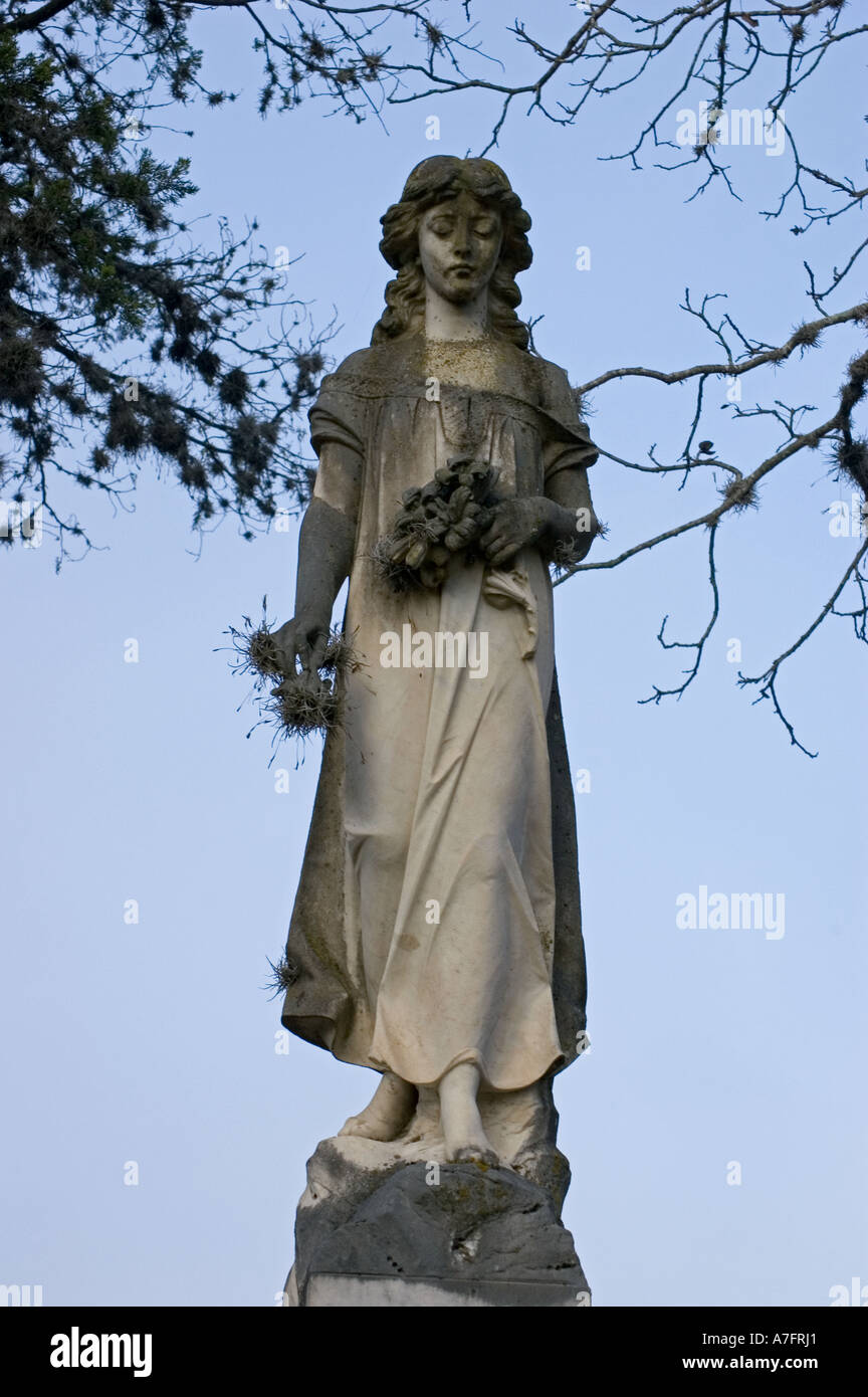 Statua di angelica girl su una lapide nel cimitero Foto Stock