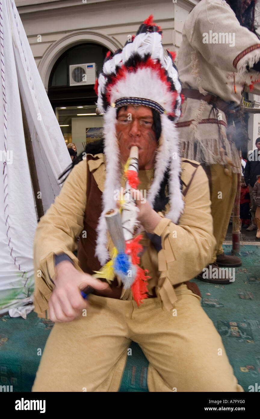 Uomo vestito come Native American fumatori tubazione di pace in sloveno festival di primavera, Ljubljana Foto Stock