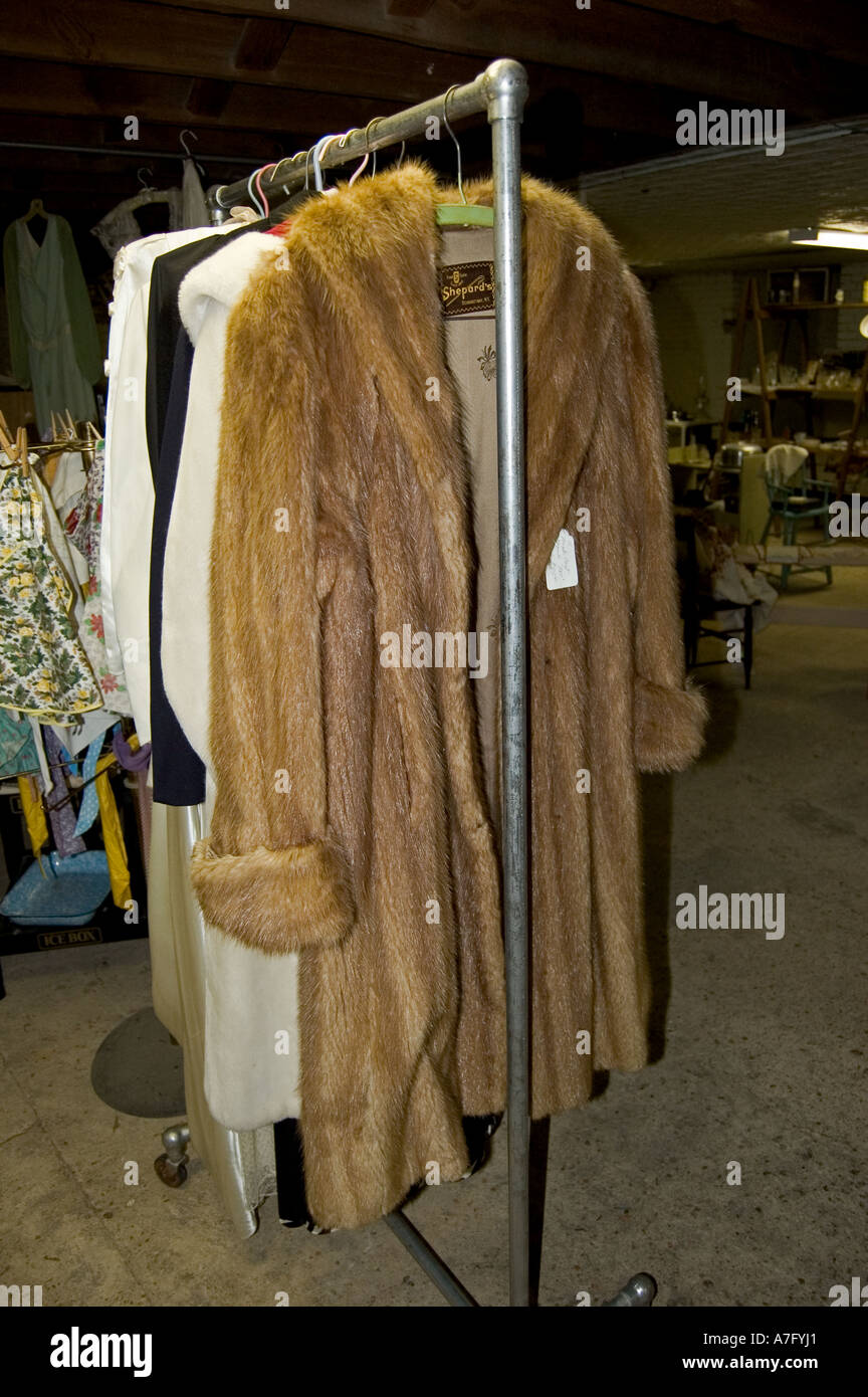 Il vecchio cappotto di visone nel negozio di rivendita Foto Stock
