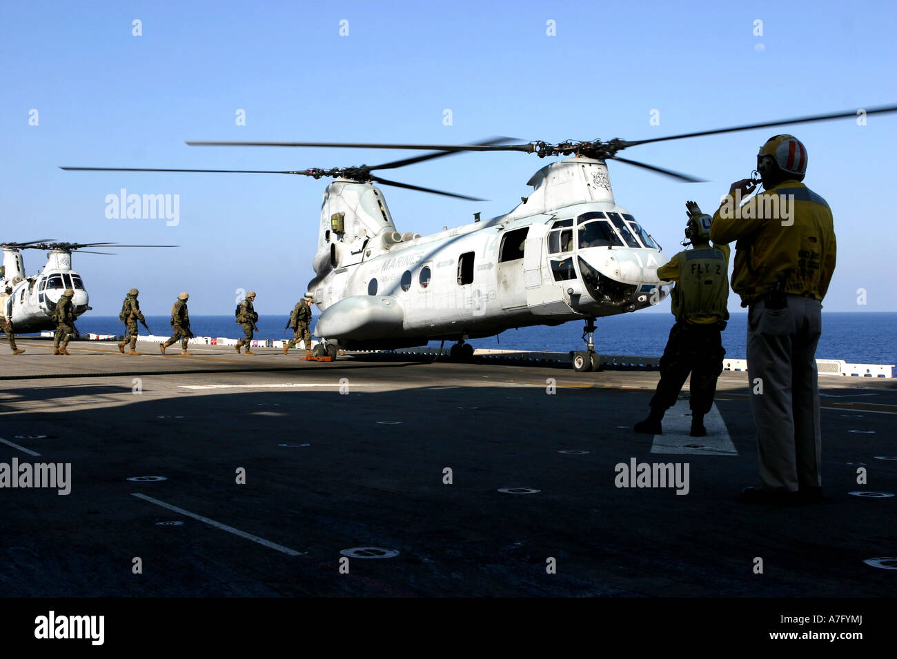 A bordo della USS Essex - Personale a piedi nella parte posteriore di un CH-46E Sea Knight elicottero può 9. Foto Stock A bordo della USS Essex - Personale a piedi nella parte posteriore di un CH-46E Sea Knight elicottero può 9. Foto Stock