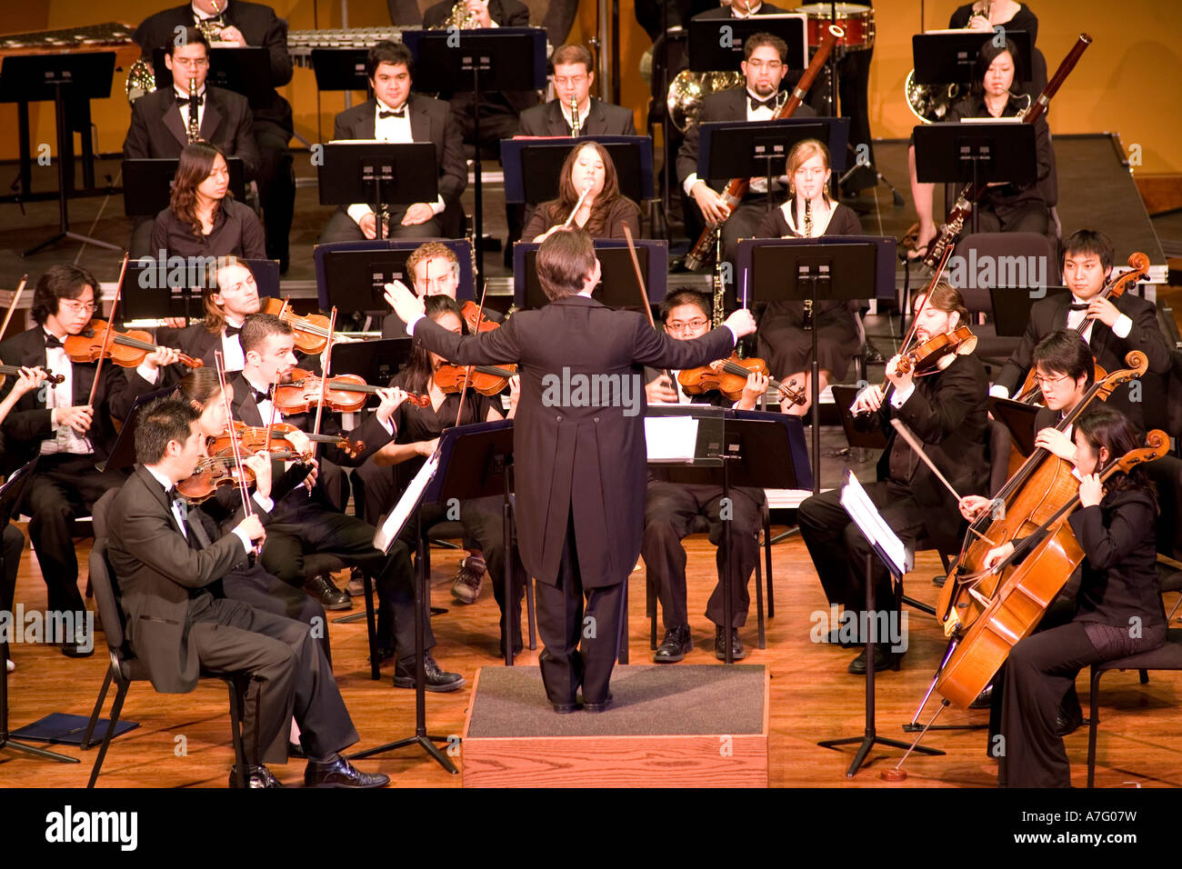 Direttore musicale Kimo Furumoto dirige musicisti studenti o la California State University Fullerton Orchestra in un concerto Foto Stock