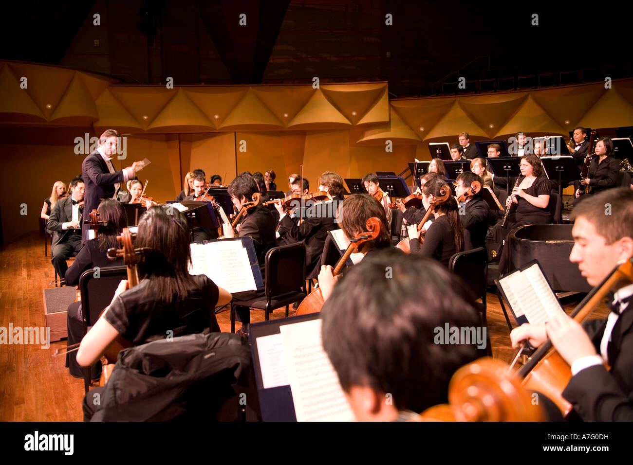Direttore musicale Kimo Furumoto dirige musicisti studenti o la California State University Fullerton Orchestra in un concerto Foto Stock