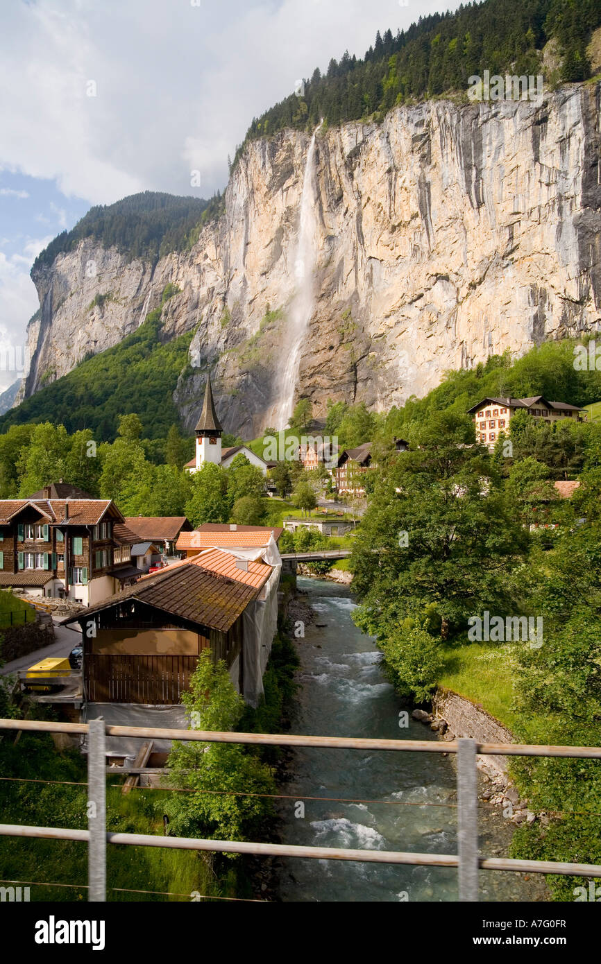 Fiori selvaggi torrenti fiumi verde erba e cascate grazia la valle Lauterbrunen sopra Interlaken Svizzera vista da villa Foto Stock