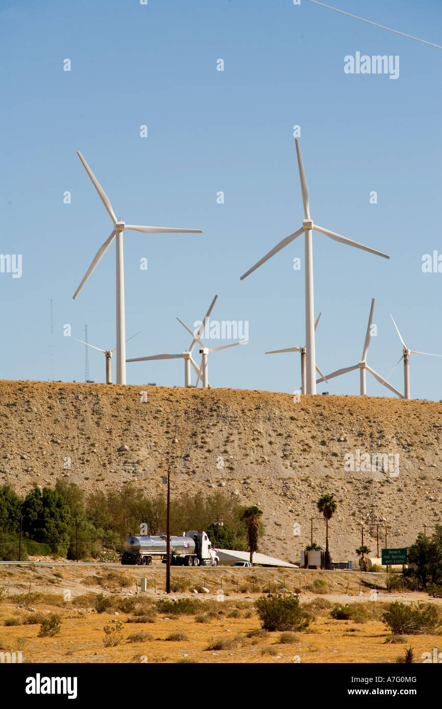 Più di 4000 wind powered le turbine generano energia elettrica vicino a Palm Springs California. Foto Stock
