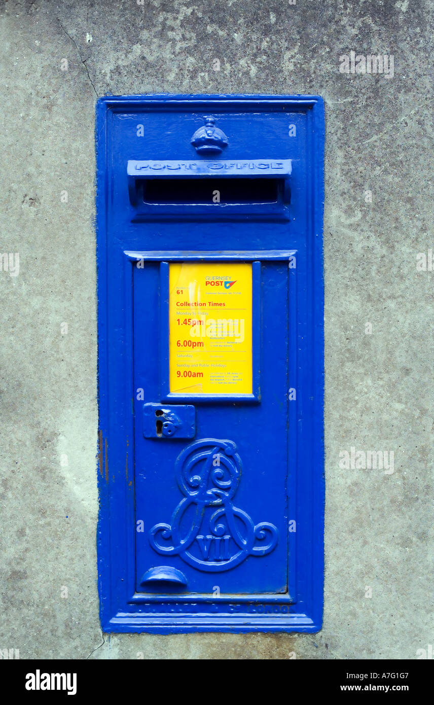 BLUE MONTATO A PARETE POST BOX-st peter port guernsey nelle isole del Canale Grande-BRETAGNA EUROPA Foto Stock