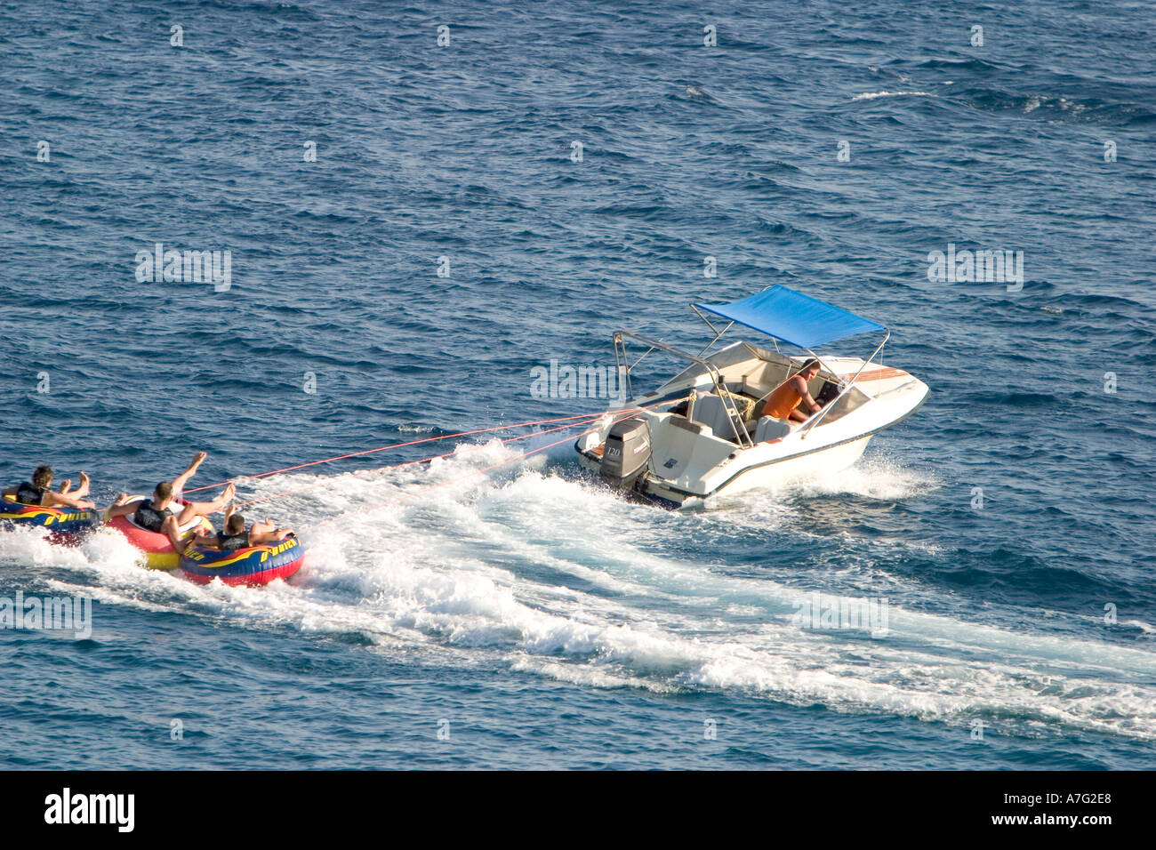 Wave Riders on gonfiato tubi interni in Adriatico Foto Stock