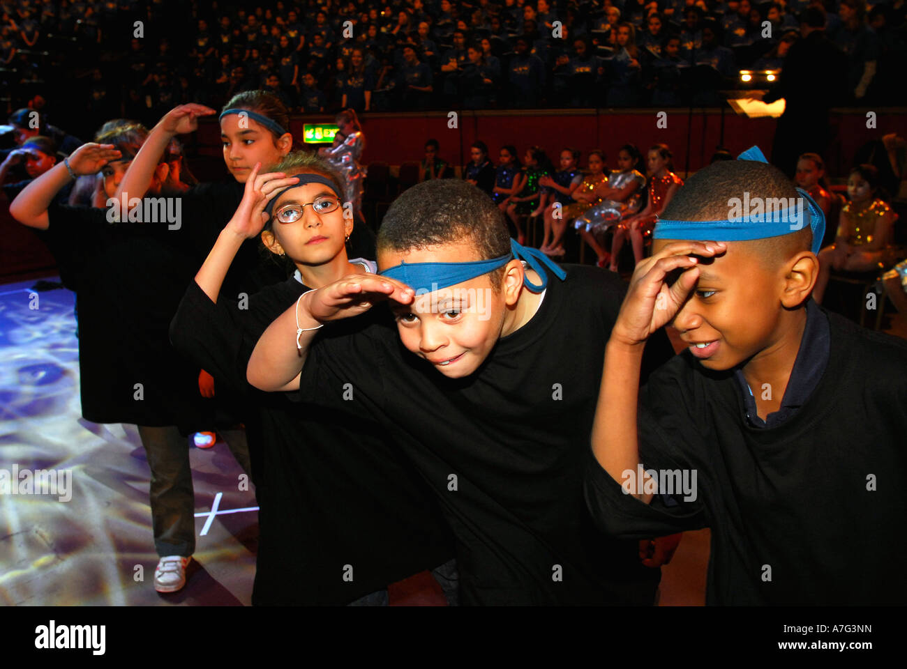 I bambini delle scuole che partecipano a Ocean World presso la Royal Albert Hall; un musical ecologico eseguita dal 1500 la scuola dei bambini Foto Stock
