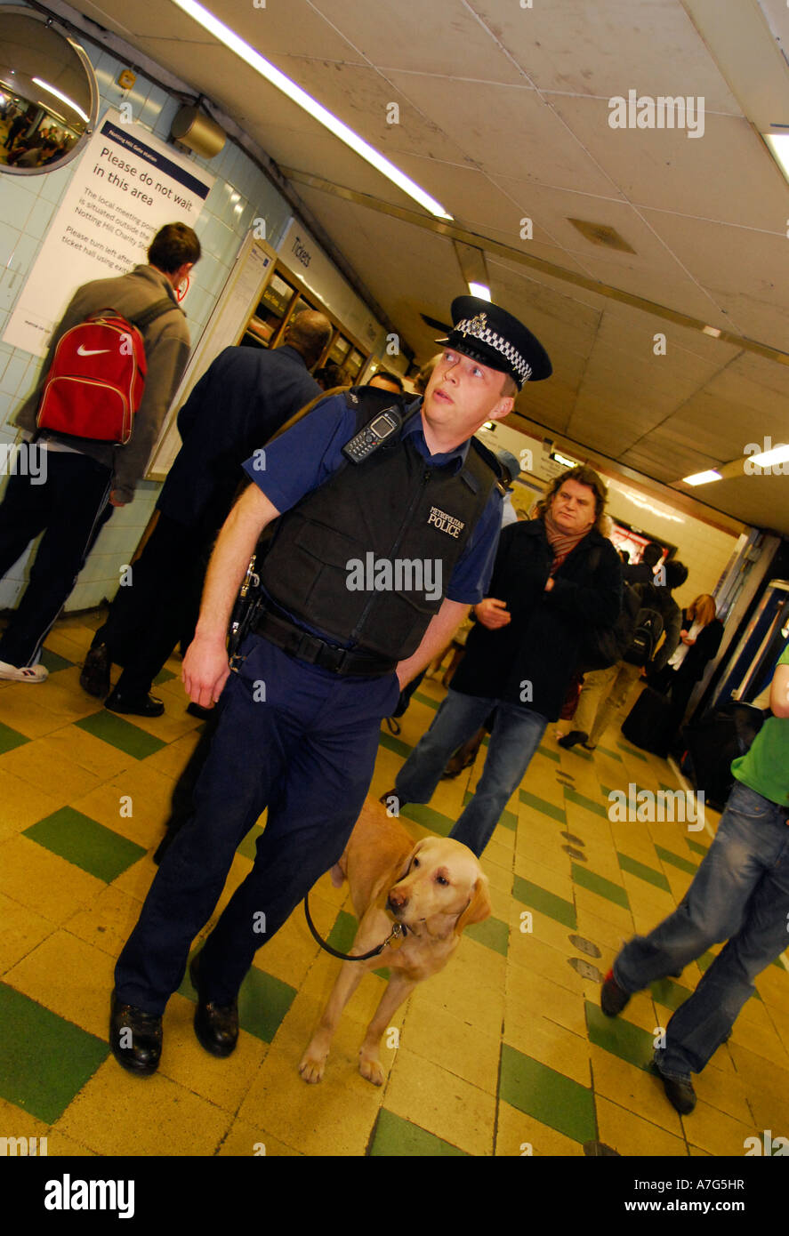 Funzionario di polizia e cani poliziotto di pattuglia Notting Hill Gate tube Foto Stock