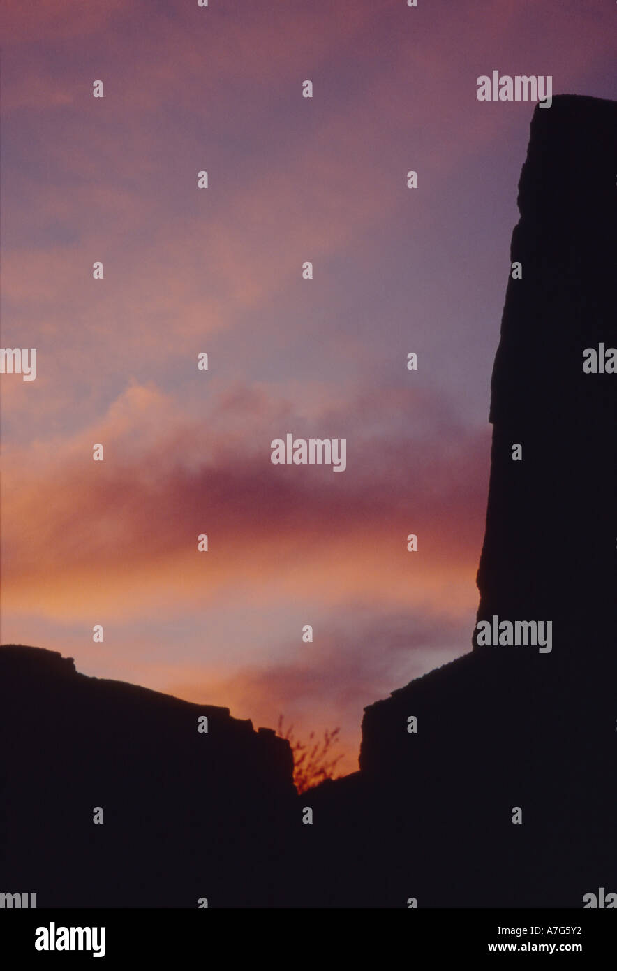 Notte nel deserto silhouette vista della formazione rocciosa Foto Stock