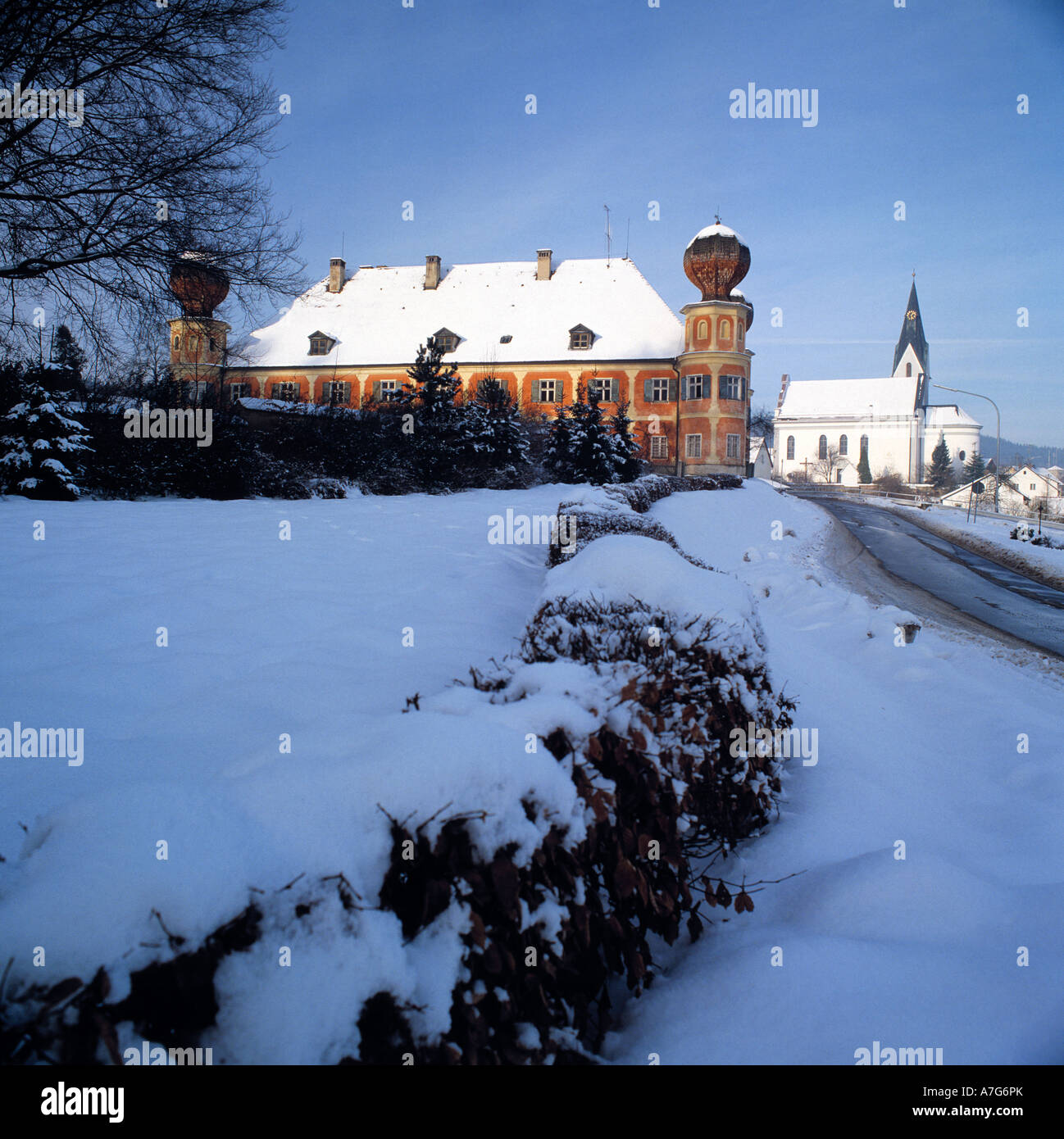 Winterlandschaft mit Schloss und Laurentiuskirche in Regenstauf-Ramspau, Regen, Bayerischer Wald, Oberpfalz, Bayern Foto Stock