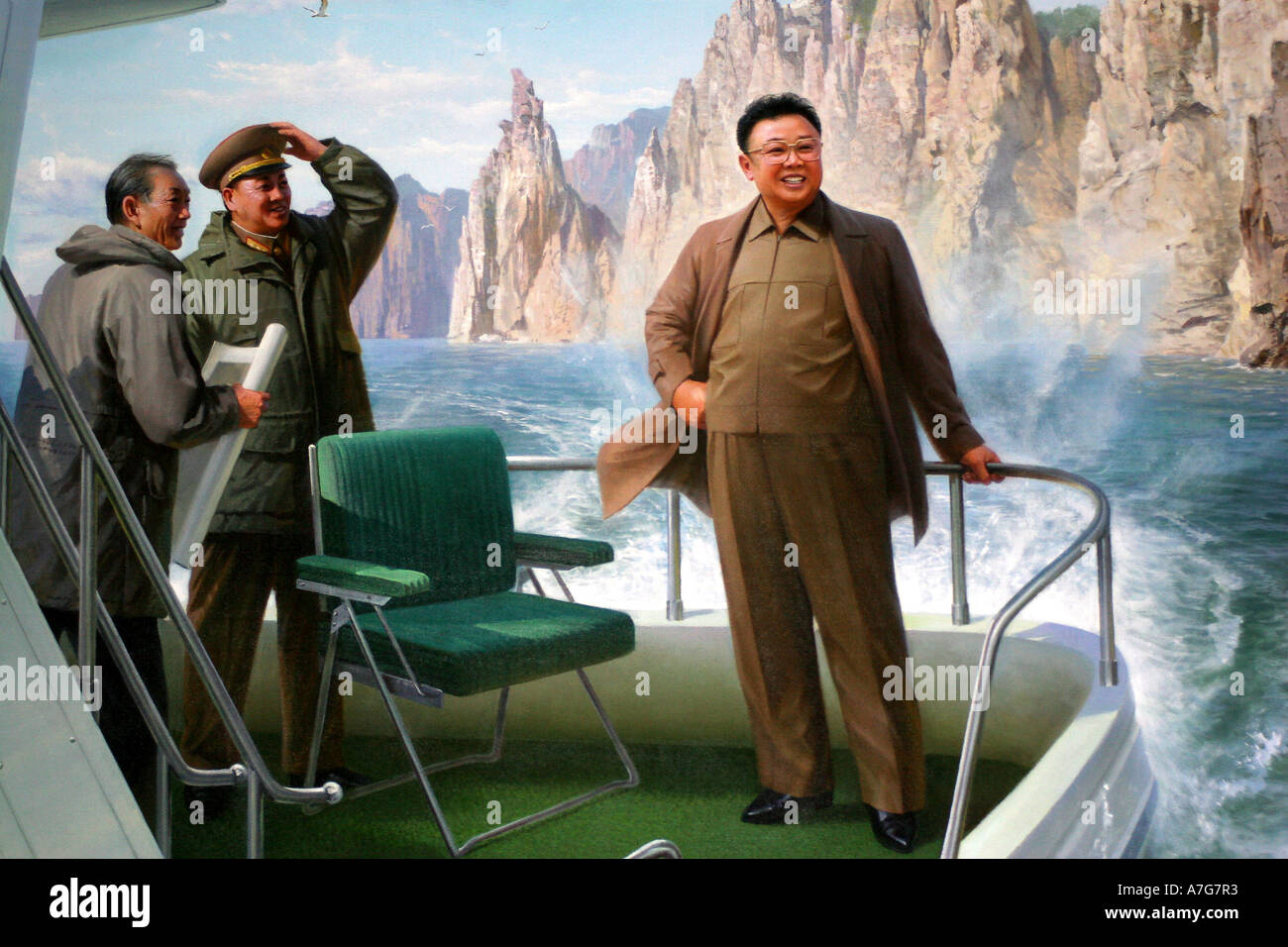 La pittura in arte coreana museo del leader Kim Jong Il visitando i suoi lavoratori su una barca. Foto Stock