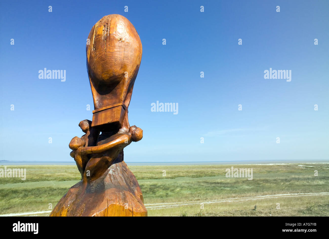 "Ballon de la vie" Scultura in legno 2003 dallo scultore Wawera Bertram come omaggio per i bambini con la Fibrosi Cistica Hirel Bretagna Francia Europa Foto Stock