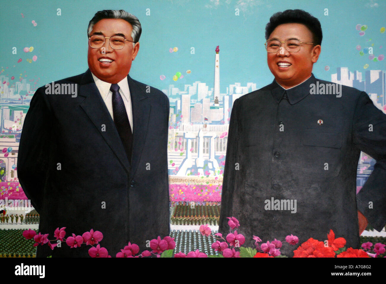 La pittura in arte coreana museo del leader Kim Il Sung e Kim Jong Il sostare davanti a un fondale di Pyongyang Foto Stock