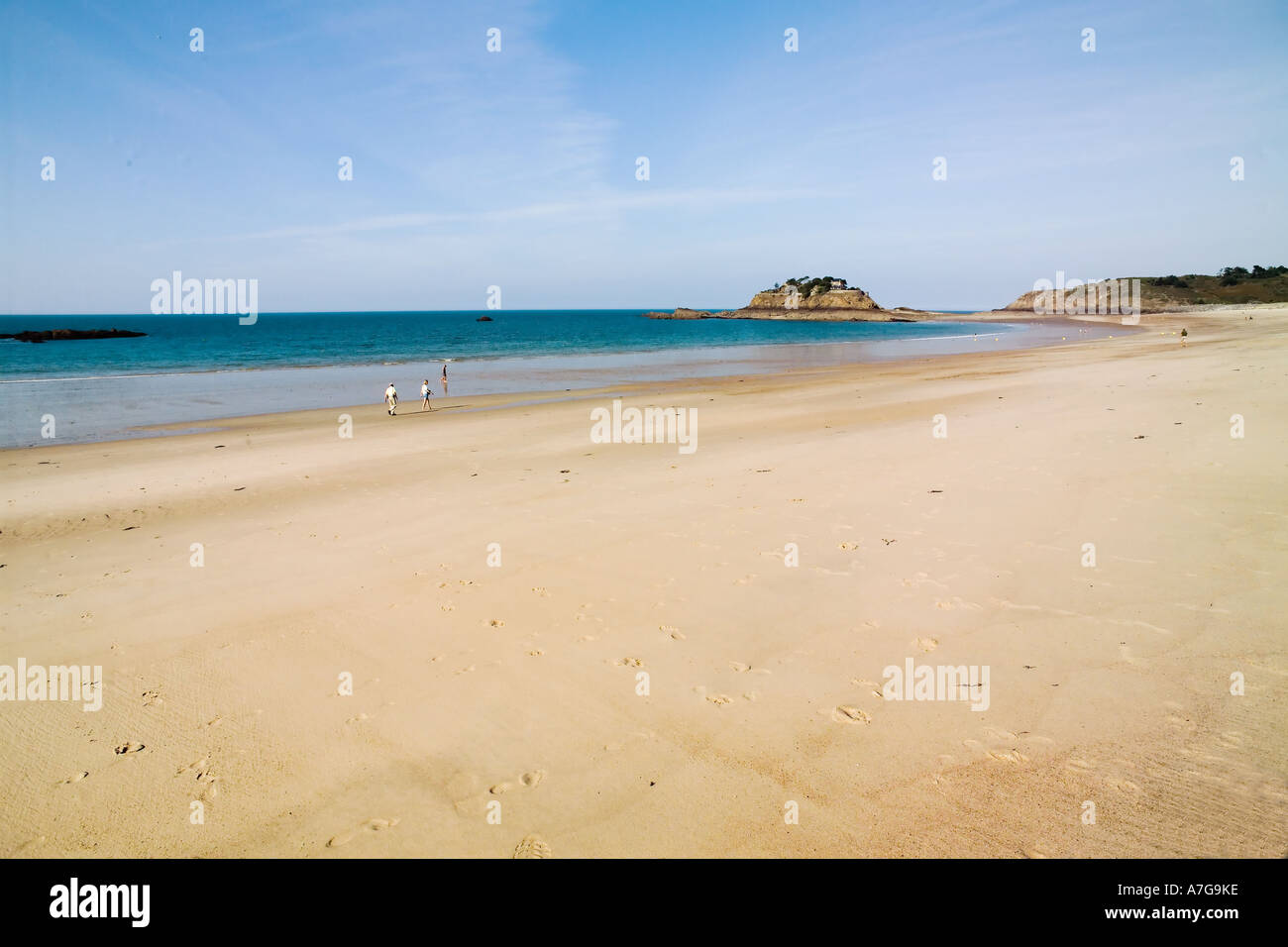 DU GUESCLIN Cove Beach e isola di Bretagna Francia Foto Stock