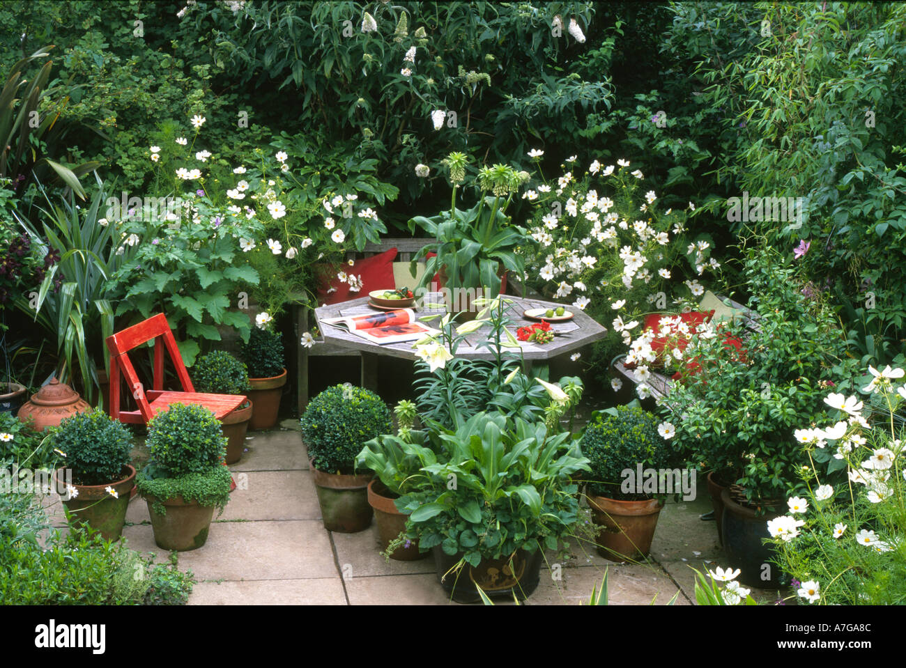 Patio con giardino tavolo con posto a sedere Foto Stock