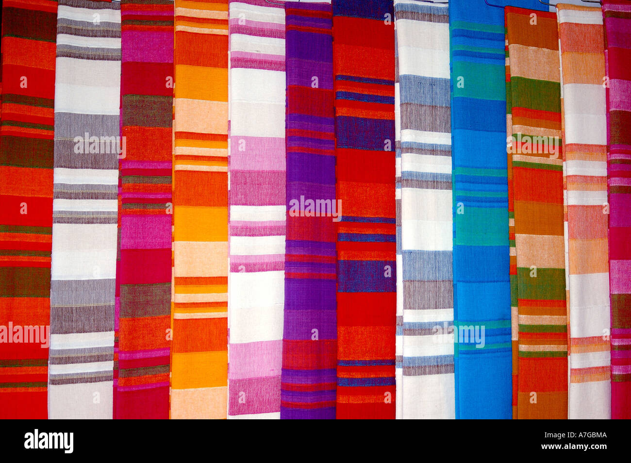 PKB77932 indiano tessuto tessuto design patterns in Readymade indumento Foto Stock